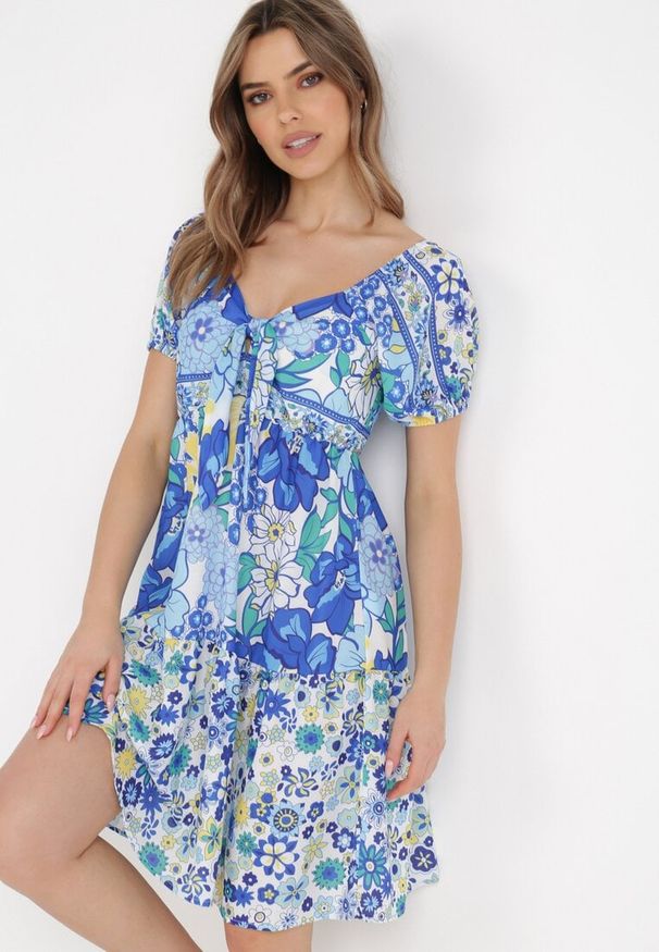 Born2be - Biało-Niebieska Sukienka Ampea. Typ kołnierza: kokarda. Kolor: niebieski. Długość rękawa: krótki rękaw. Wzór: nadruk, kwiaty. Styl: klasyczny. Długość: mini