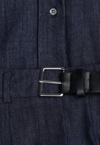 Renee - Granatowy Komplet z Bawełniano-Wiskozowej Imitacji Jeansu z Koszulą i Spódnicą z Paskiem Andaig. Kolor: niebieski. Materiał: wiskoza, jeans, bawełna #2