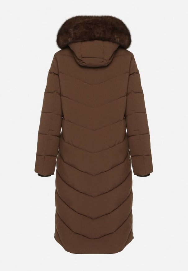 Born2be - Brązowa Długa Kurtka z Pikowanymi Przeszyciami i Kapturem z Futerkiem Galella. Okazja: na co dzień. Kolor: brązowy. Materiał: futro. Długość: długie. Styl: casual, elegancki, klasyczny