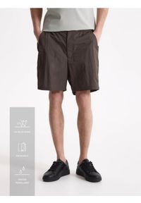 Reserved - Gładkie szorty loose fit - brązowy. Kolor: brązowy. Materiał: tkanina. Wzór: gładki #1