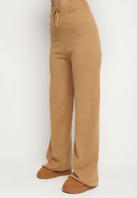 Born2be - Beżowy Dzianinowy Komplet z Wełną Sweter z Półgolfem i Szerokie Spodnie Lanerra. Kolor: beżowy. Materiał: dzianina, wełna. Sport: turystyka piesza #4