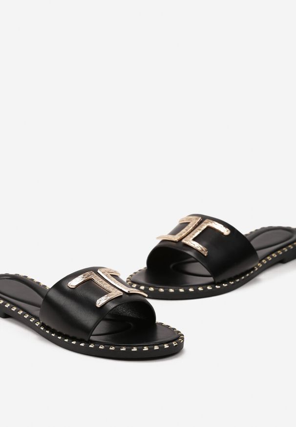 Born2be - Czarne Klapki Zdobione Nitami na Podeszwie i Złotą Wstawką na Cholewce Windamella. Kolor: czarny. Wzór: aplikacja. Styl: elegancki