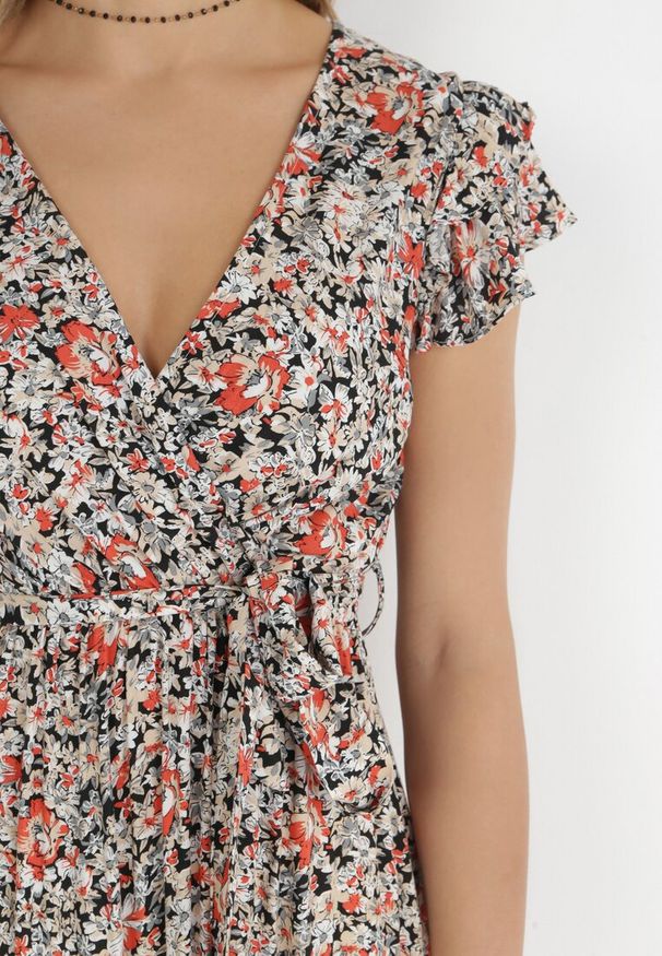 Born2be - Czarno-Biała Sukienka Rhenosyne. Okazja: na co dzień. Kolor: biały. Materiał: materiał. Wzór: kolorowy, kwiaty. Sezon: lato. Typ sukienki: rozkloszowane, kopertowe. Styl: casual. Długość: maxi