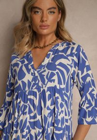 Renee - Niebieska Sukienka z Wiskozy o Rozkloszowanym Kroju w Abstrakcyjny Wzór Lirese. Okazja: na co dzień. Kolor: niebieski. Materiał: wiskoza. Styl: elegancki, casual #3