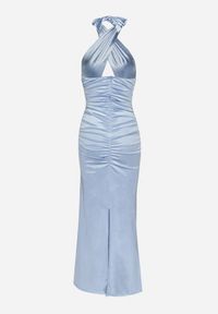 Born2be - Jasnoniebieska Satynowa Sukienka Wiązana na Szyi z Wycięciem pod Biustem i Różyczką Roneza. Kolor: niebieski. Materiał: satyna. Styl: elegancki