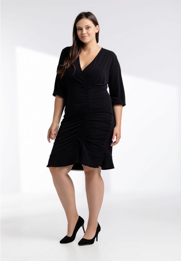 Moda Size Plus Iwanek - Czarna sukienka Cler XXL OVERSIZE LATO. Okazja: na co dzień. Typ kołnierza: dekolt w kształcie V. Kolor: czarny. Materiał: poliester, elastan, materiał. Długość rękawa: krótki rękaw. Sezon: lato. Typ sukienki: oversize. Styl: klasyczny, elegancki, casual