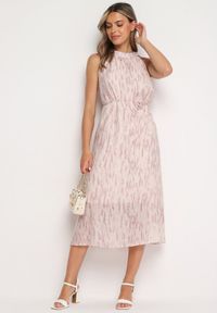 Born2be - Jasnoróżowa Koktajlowa Sukienka z Dekoltem Typu Halter z Broszką w Kształcie Kwiatu Vikiida. Typ kołnierza: dekolt halter. Kolor: różowy. Długość rękawa: bez rękawów. Wzór: kwiaty. Styl: wizytowy #3
