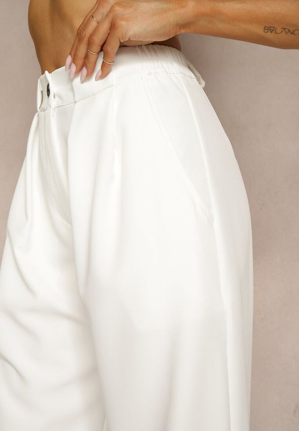 Renee - Białe Szerokie Spodnie High Waist o Garniturowym Kroju z Zakładkami Uliadorea. Okazja: na co dzień. Stan: podwyższony. Kolor: biały. Styl: elegancki, casual, klasyczny