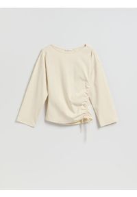 Reserved - Longsleeve z marszczeniem - złamana biel. Materiał: dzianina, bawełna. Długość rękawa: długi rękaw