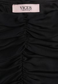 Renee - Czarna Drapowana Bluzka VICES z Odkrytymi Ramionami i Siateczkowymi Rękawami Atevite. Okazja: na co dzień. Kolor: czarny. Materiał: jeans. Styl: casual #2