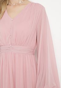 Born2be - Różowa Sukienka Koktajlowa z Bufiastymi Rękawami Falbankami i Ozdobnymi Guzikami Binxa. Typ kołnierza: kołnierz z falbankami. Kolor: różowy. Styl: wizytowy #2