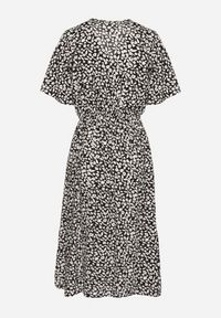 Born2be - Czarna Bawełniana Sukienka o Rozkloszowanym Kroju w Kwiatowy Wzór Aramine. Okazja: na co dzień. Typ kołnierza: dekolt w kształcie V. Kolor: czarny. Wzór: kwiaty. Typ sukienki: proste. Materiał: bawełna. Długość rękawa: krótki rękaw. Sezon: wiosna, lato. Styl: elegancki, casual, klasyczny #6