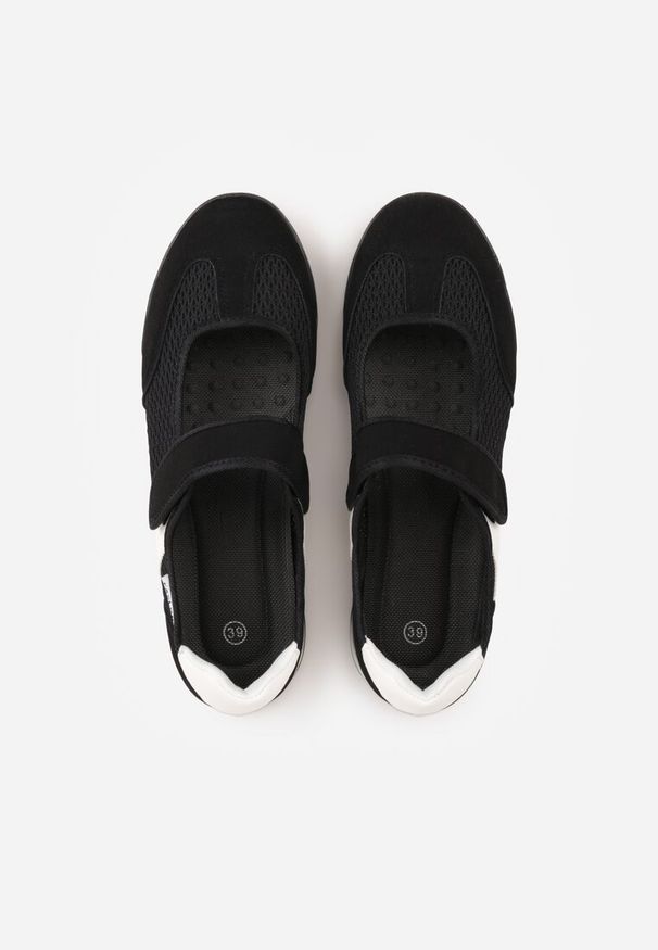 Renee - Czarne Tenisówki Typu Sneakeriny Ozdobione Napisem Emirinne. Okazja: na co dzień. Zapięcie: rzepy. Kolor: czarny. Wzór: aplikacja, napisy. Styl: casual, sportowy