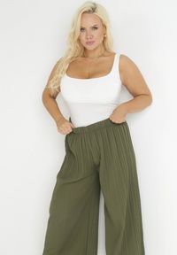 Born2be - Ciemnozielone Szerokie Spodnie z Plisowanej Tkaniny z Gumką w Pasie Cesele. Kolekcja: plus size. Kolor: zielony. Materiał: tkanina. Styl: elegancki #3