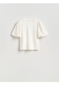 Reserved - T-shirt z bufiastymi rękawami - złamana biel. Materiał: dzianina, wiskoza