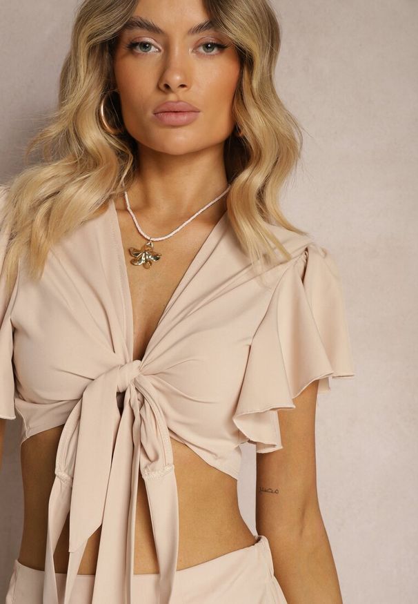Renee - Beżowy Komplet 2-Częściowy Krótki Top z Wiązaniem Spódnica z Falbankami i Gumką w Pasie Clementis. Kolor: beżowy. Materiał: materiał