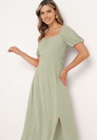 Born2be - Zielona Koktajlowa Sukienka Typu Hiszpanka z Rozcięciem Vikita. Typ kołnierza: dekolt hiszpanka. Kolor: zielony. Długość rękawa: krótki rękaw. Styl: wizytowy #3