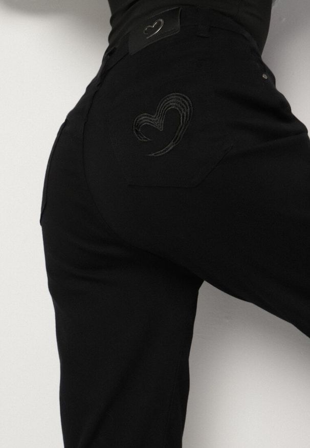 Born2be - Czarne Klasyczne Jeansy o Kroju Mom Fit Fesianela. Okazja: na co dzień. Kolor: czarny. Styl: klasyczny