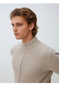 Reserved - Rozpinany sweter ze stójką - beżowy. Typ kołnierza: kołnierzyk stójkowy. Kolor: beżowy. Materiał: dzianina