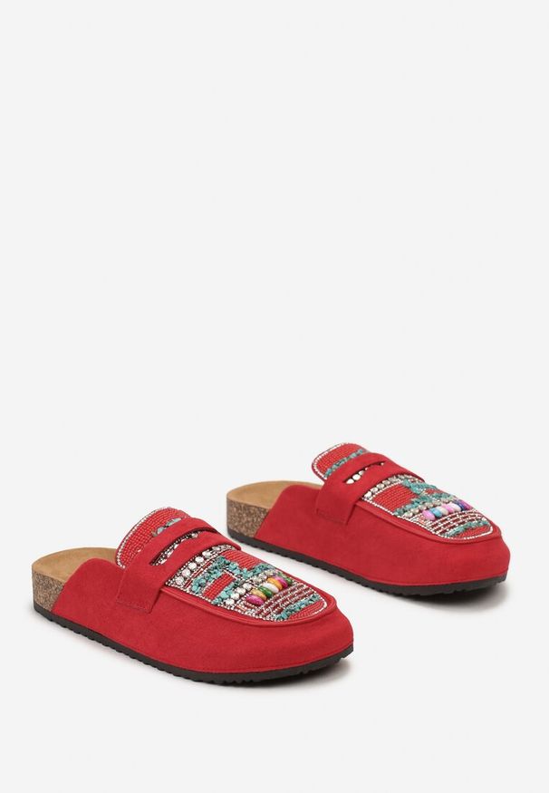 Born2be - Czerwone Klapki Mule na Korkowej Podeszwie Ozdobione Koralikami Enoria. Kolor: czerwony. Wzór: aplikacja. Styl: boho, wakacyjny