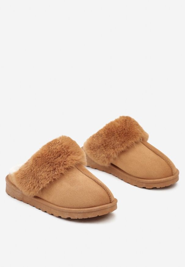 Born2be - Brązowe Wsuwane Kapcie z Imitacji Zamszu z Futrem Boreti. Okazja: do domu. Zapięcie: bez zapięcia. Kolor: brązowy. Materiał: zamsz, futro. Styl: elegancki