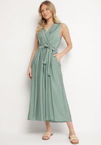 Born2be - Zielony Taliowany Kombinezon z Wiskozą i Paskiem Evithrae. Okazja: na co dzień. Kolor: zielony. Materiał: wiskoza. Styl: wizytowy, klasyczny, casual, elegancki #1