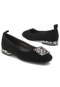 Czółenka damskie S.Barski, cholewka ze skóry naturalnej zamszowej wsuwany fason zabudowany przód, czarne, CR61-3040. Kolor: czarny. Materiał: skóra, zamsz. Szerokość cholewki: normalna #7