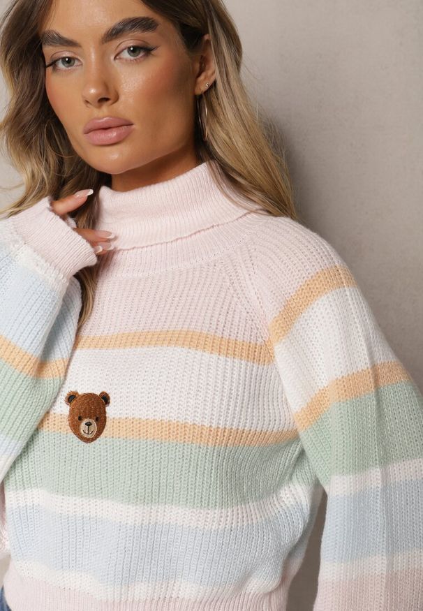 Renee - Różowy Golf Ozdobiony Paskami i Naszywką Misia Terilye. Okazja: na co dzień. Typ kołnierza: golf. Kolor: różowy. Materiał: jeans. Długość rękawa: długi rękaw. Długość: długie. Wzór: aplikacja. Styl: elegancki, casual