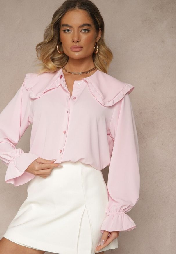 Renee - Różowa Koszula Ozdobiona Falbankami i Kołnierzykiem Evirana. Okazja: na co dzień. Typ kołnierza: kołnierz z falbankami. Kolor: różowy. Materiał: jeans. Długość rękawa: długi rękaw. Długość: długie. Wzór: aplikacja. Styl: elegancki, casual
