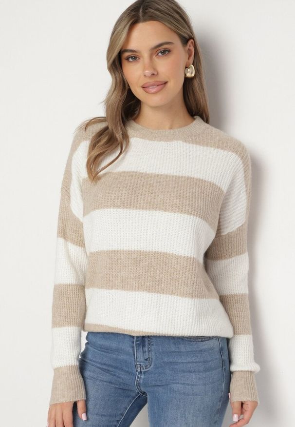 Born2be - Beżowy Sweter w Pasy z Wełną Zakończony Ściągaczem Tiaelle. Okazja: na spotkanie biznesowe, na co dzień. Kolor: beżowy. Materiał: wełna. Styl: casual, klasyczny, biznesowy