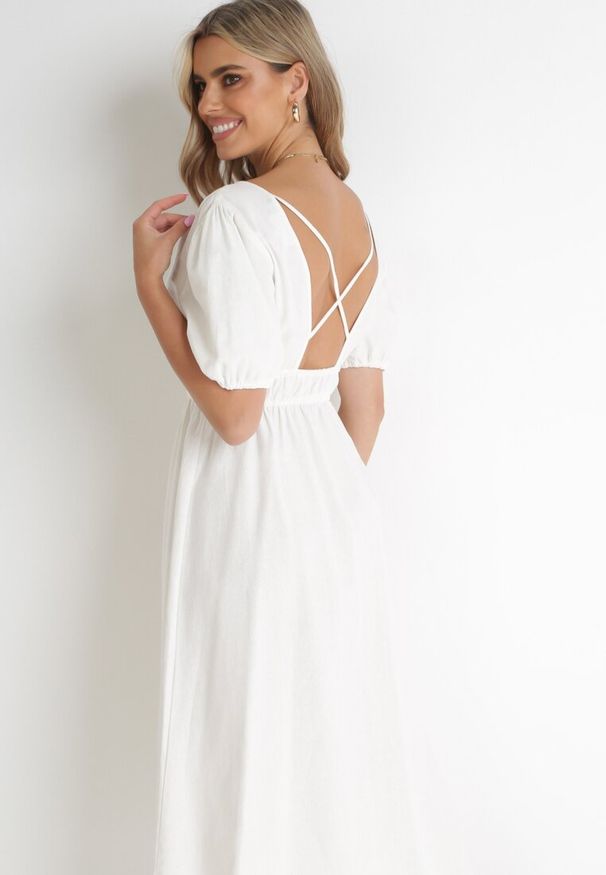 Born2be - Biała Rozkloszowana Sukienka Midi z Ozdobnym Wiązaniem na Plecach i Gumką w Pasie z Lnem Senaida. Okazja: na co dzień. Typ kołnierza: dekolt w kształcie V. Kolor: biały. Materiał: len. Wzór: aplikacja. Styl: casual, klasyczny, elegancki. Długość: midi