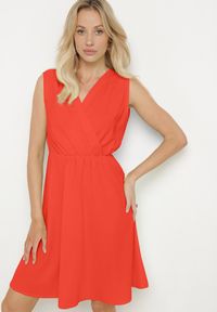 Born2be - Czerwona Sukienka z Kopertowym Dekoltem i Gumką w Pasie Vereri. Typ kołnierza: dekolt kopertowy. Kolor: czerwony. Długość rękawa: krótki rękaw. Typ sukienki: kopertowe #3