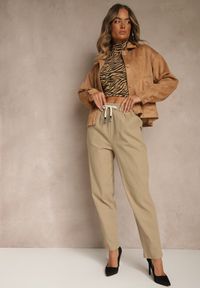Renee - Beżowe Spodnie z Bawełny Mom Fit Ozdobione Sznurkiem Apinella. Okazja: na co dzień. Kolor: beżowy. Materiał: bawełna. Wzór: aplikacja. Styl: casual