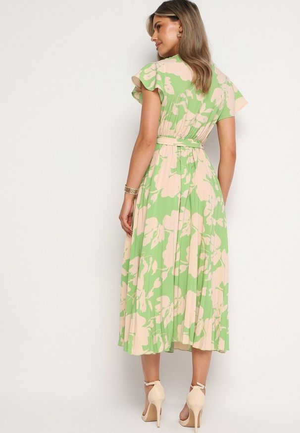 Born2be - Zielono-Beżowa Plisowana Koktajlowa Sukienka z Kopertowym Dekoltem Paskiem i Gumką w Talii Anelsea. Okazja: na spacer, na imprezę. Typ kołnierza: dekolt kopertowy. Kolor: zielony. Długość rękawa: krótki rękaw. Wzór: aplikacja. Typ sukienki: kopertowe. Styl: wizytowy