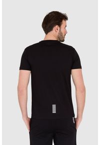 EA7 Emporio Armani - EA7 Czarny t-shirt męski z małym białym logo. Kolor: czarny #5