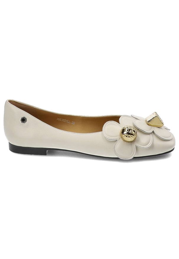Białe Czółenka Tuffoni Eleganckie Buty Damskie. Okazja: na randkę, na co dzień. Zapięcie: bez zapięcia. Kolor: biały. Szerokość cholewki: normalna. Wzór: kwiaty. Materiał: skóra. Sezon: wiosna. Obcas: na obcasie. Styl: elegancki. Wysokość obcasa: niski
