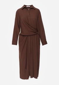 Renee - Brązowa Koszulowa Sukienka z Wiskozy z Asymetrycznym Drapowaniem i Guzikiem Hetasa. Okazja: na co dzień. Kolor: brązowy. Materiał: wiskoza. Długość rękawa: długi rękaw. Typ sukienki: asymetryczne, koszulowe. Styl: casual, elegancki #2