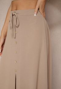 Renee - Ciemnobeżowa Spódnica z Przedłużonym Tyłem Zdobiona Falbanami i Guzikami Maleira. Okazja: na co dzień. Kolor: beżowy. Wzór: aplikacja. Styl: casual, boho, elegancki #5