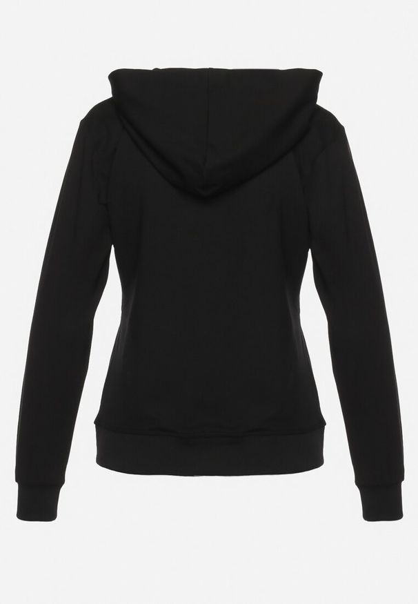 Born2be - Czarna Bluza z Kapturem i Suwakiem oraz Metaliczną Ozdobą Naveja. Okazja: na co dzień. Typ kołnierza: kaptur. Kolor: czarny. Materiał: jeans. Długość rękawa: długi rękaw. Długość: długie. Wzór: aplikacja. Styl: sportowy, casual