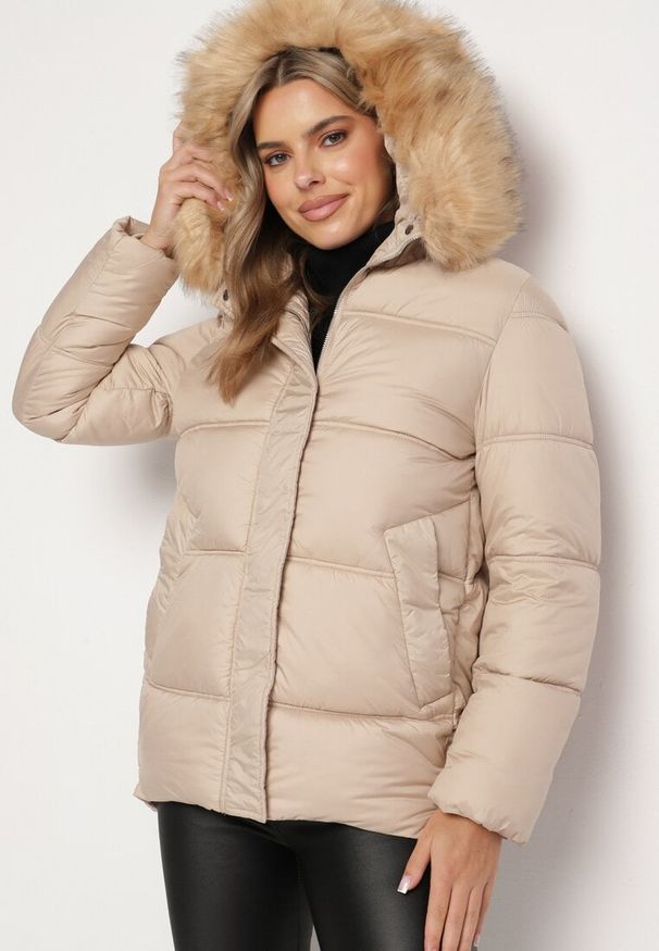 Born2be - Jasnobeżowa Pikowana Kurtka Zimowa z Kieszeniami i Kapturem z Odpinanym Kołnierzem Ilisha. Okazja: na co dzień, na spacer. Kolor: beżowy. Materiał: dzianina, wełna, jeans, futro. Sezon: zima. Styl: casual, elegancki