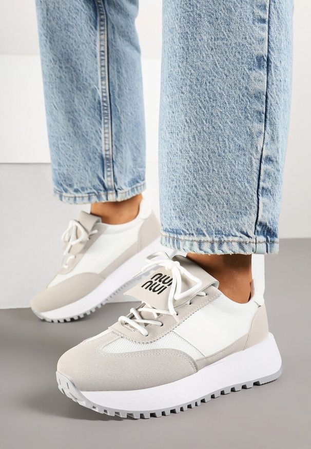 Renee - Biało-Beżowe Sneakersy na Platformie z Geometrycznym Wzorem Aluina. Okazja: na co dzień. Kolor: biały. Materiał: jeans. Wzór: geometria. Obcas: na platformie