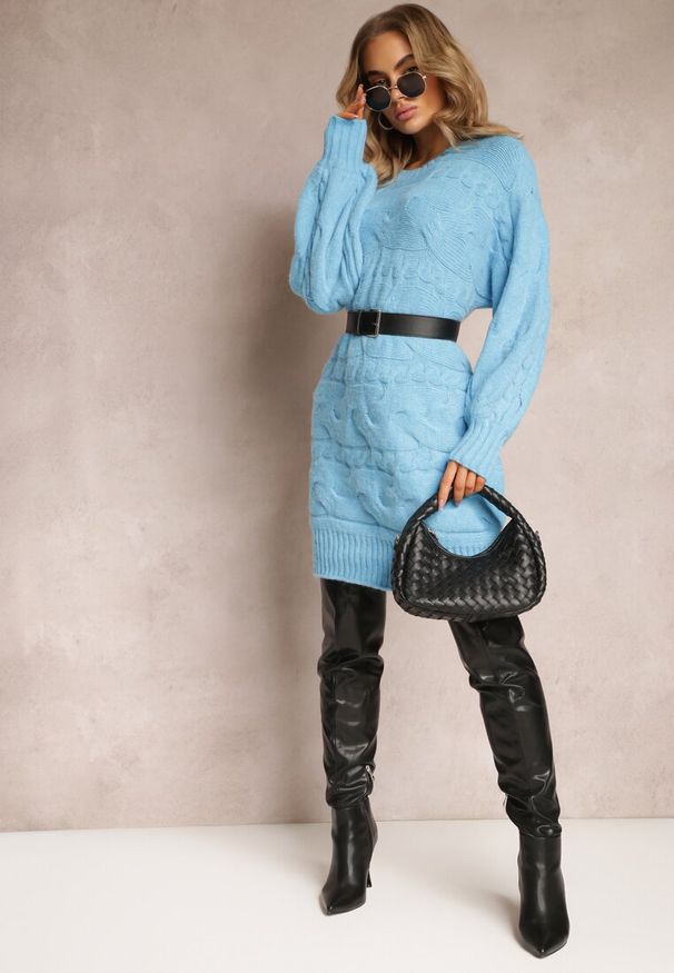 Renee - Niebieski Długi Sweter Oversize z Wypukłym Splotem All Over Somet. Kolor: niebieski. Długość: długie. Wzór: ze splotem. Styl: elegancki