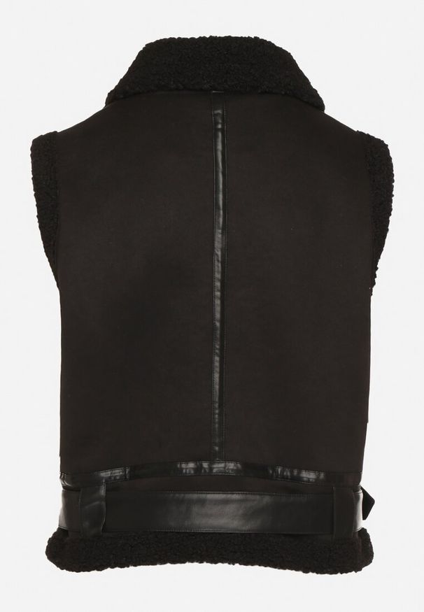 Born2be - Czarna Rockowa Kamizelka z Futerkiem Typu Baranek i Klamerką Tiodora. Okazja: na co dzień. Kolor: czarny. Materiał: futro. Wzór: aplikacja. Styl: rockowy