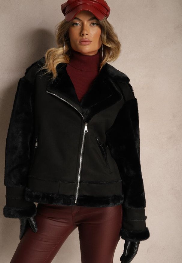 Renee - Czarna Ocieplona Kurtka Biker z Futerkiem i Asymetrycznym Zapięciem Lioyana. Okazja: na imprezę, na co dzień. Kolor: czarny. Materiał: futro. Styl: elegancki, casual