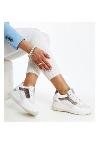 Białe sneakersy damskie na koturnie Cross Jeans. Okazja: na co dzień. Nosek buta: okrągły. Kolor: biały. Materiał: guma. Obcas: na koturnie #4