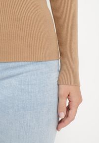 Born2be - Jasnobrązowy Sweter o Dopasowanym Fasonie z Prążkowanej Dzianiny Marinesa. Kolor: brązowy. Materiał: dzianina, prążkowany. Długość rękawa: długi rękaw. Długość: długie #5