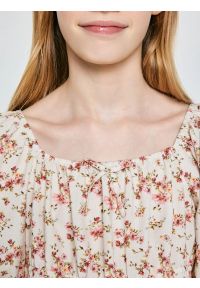Big-Star - Sukienka dziewczęca z wiskozy w kwiatowy wzór perłowa Radojka 103. Okazja: na spacer. Typ kołnierza: kokarda, dekolt w karo. Kolor: kremowy. Materiał: wiskoza. Wzór: kwiaty. Sezon: lato #5