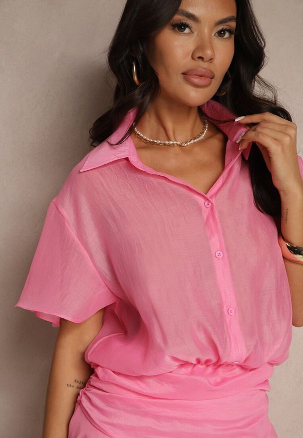 Renee - Różowa Sukienka o Koszulowym Kroju z Krótkim Rękawem Zdobiona Falbankami Mirenora. Okazja: na co dzień. Typ kołnierza: kołnierz z falbankami. Kolor: różowy. Materiał: jeans. Długość rękawa: krótki rękaw. Wzór: aplikacja. Typ sukienki: koszulowe. Styl: casual