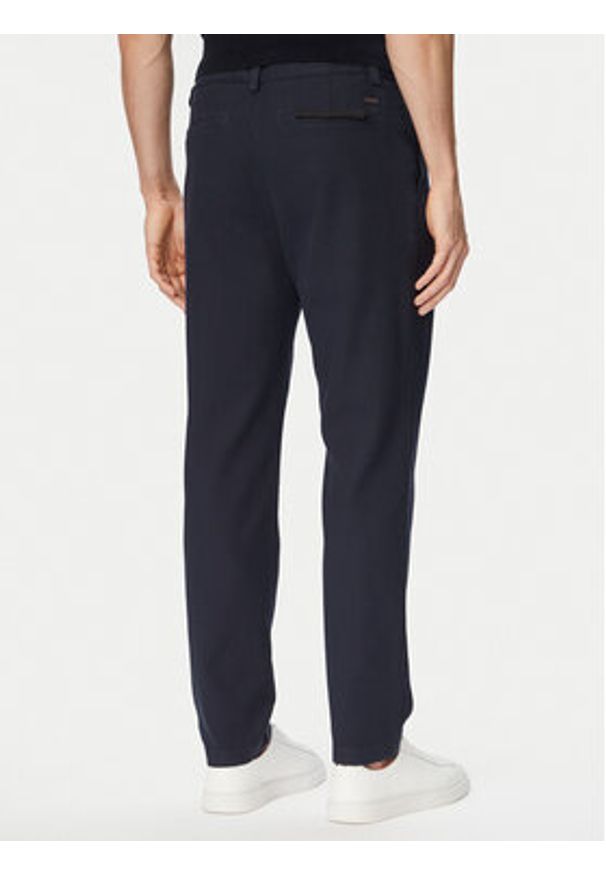 BOSS Chinosy 50559158 Granatowy Tapered Fit. Kolor: niebieski. Materiał: bawełna