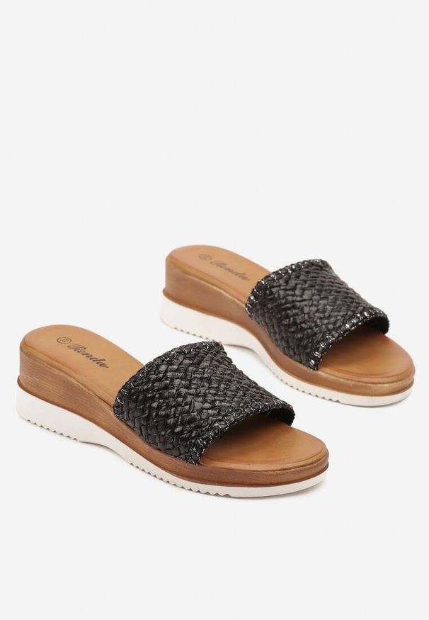 Renee - Czarne Klapki na Koturnie Ozdobione Plecionką Neviane. Okazja: na co dzień. Kolor: czarny. Wzór: aplikacja. Sezon: lato. Obcas: na koturnie. Styl: boho, casual